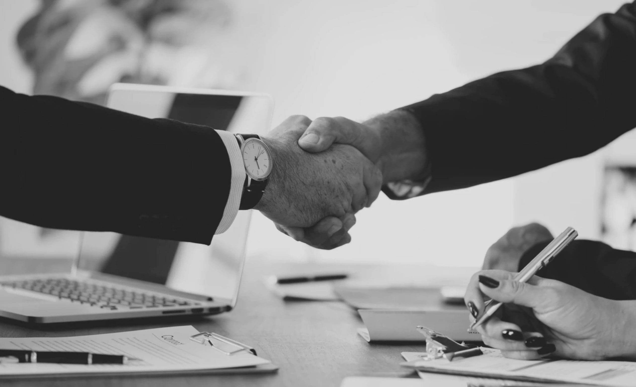 Сделка. Совершение сделки. Партнерство в бизнесе. Заключение договора. Подписание контракта.